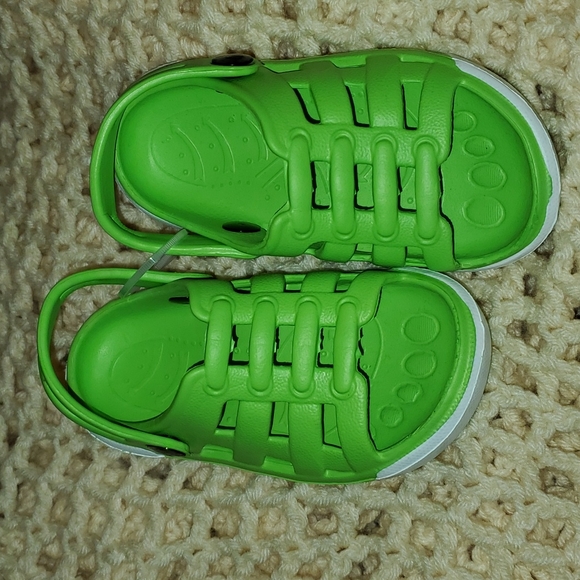 Kids size 5 Green and White croc like shoes - Picture 1 of 4